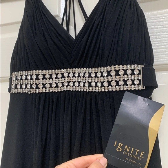 Black gown - Picture 3 of 8